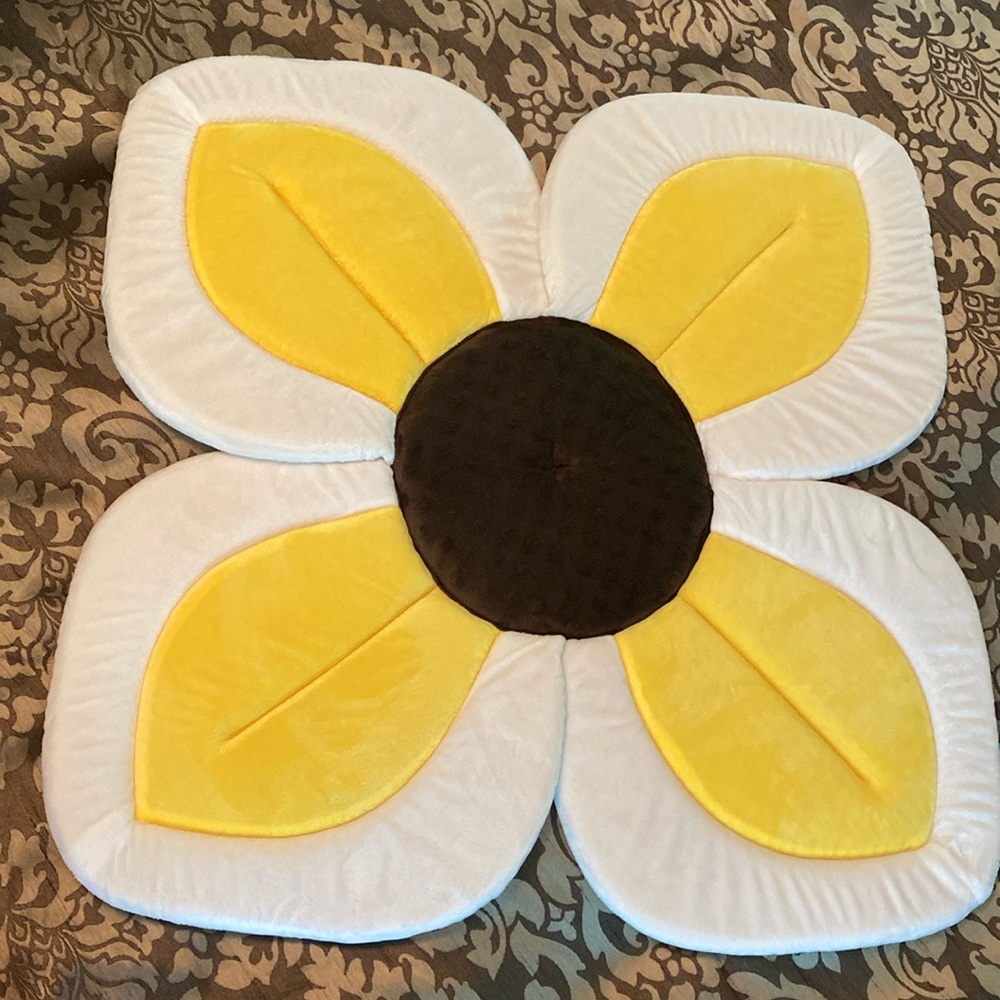 Blooming Baby Lotus Bath Mat - Picture 2 of 16